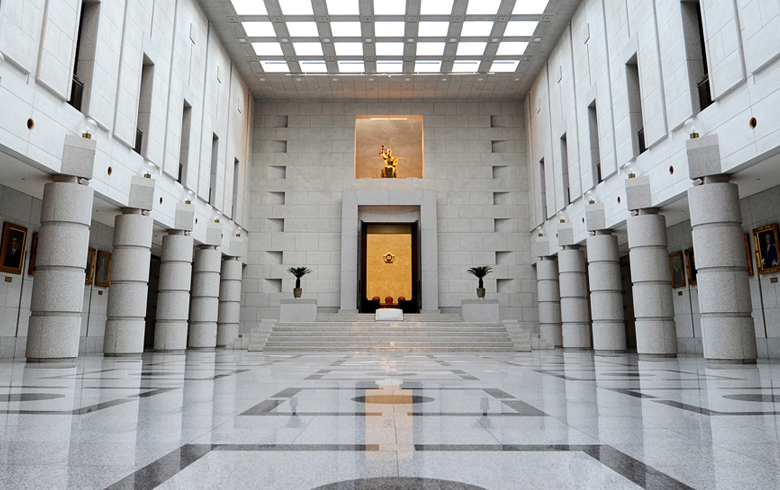 흰색 대리석과 검은색 대리석이 조화를 이루어 근엄함과 화려함을 동시에 나타내는 인테리어로 근엄한 느낌을 주고 있는 대한민국에 위치한 대법정 홀의 이미지