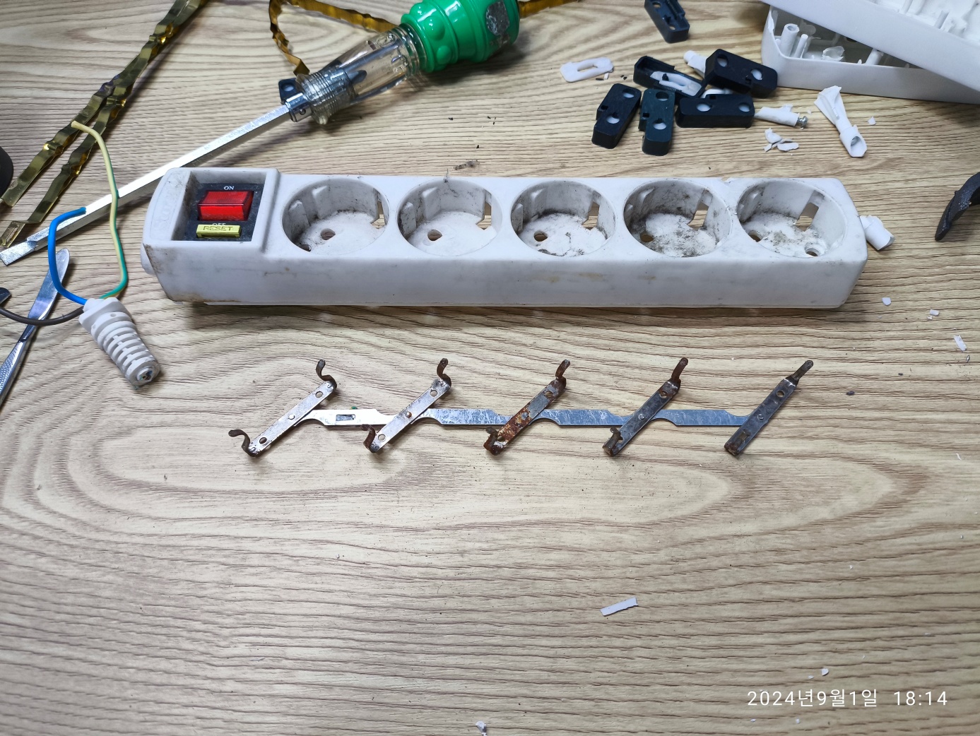 싱크대 밑에 있던 멀티탭의 접지 라인입니다. 소켓은 구리인데, 접지 라인은 철로 됐네요.