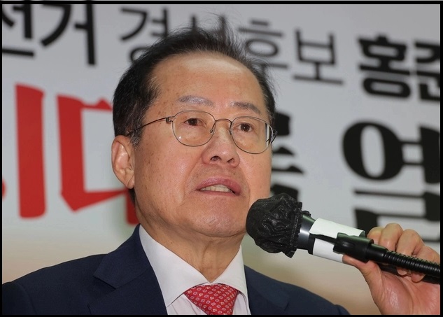 정계 은퇴 관련 기자회견 모습