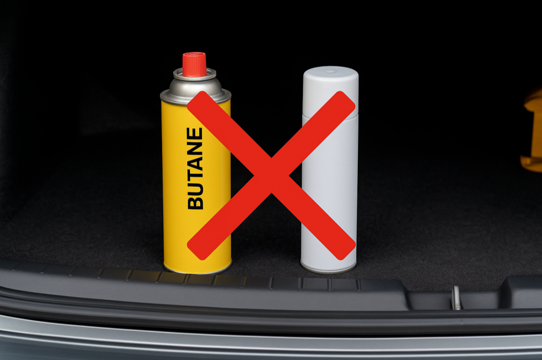 차량 트렁크 안 부탄가스와 스프레이 제품에 X 표시가 있는 사진, 여름철 차량 내부 보관 위험 물품 안내