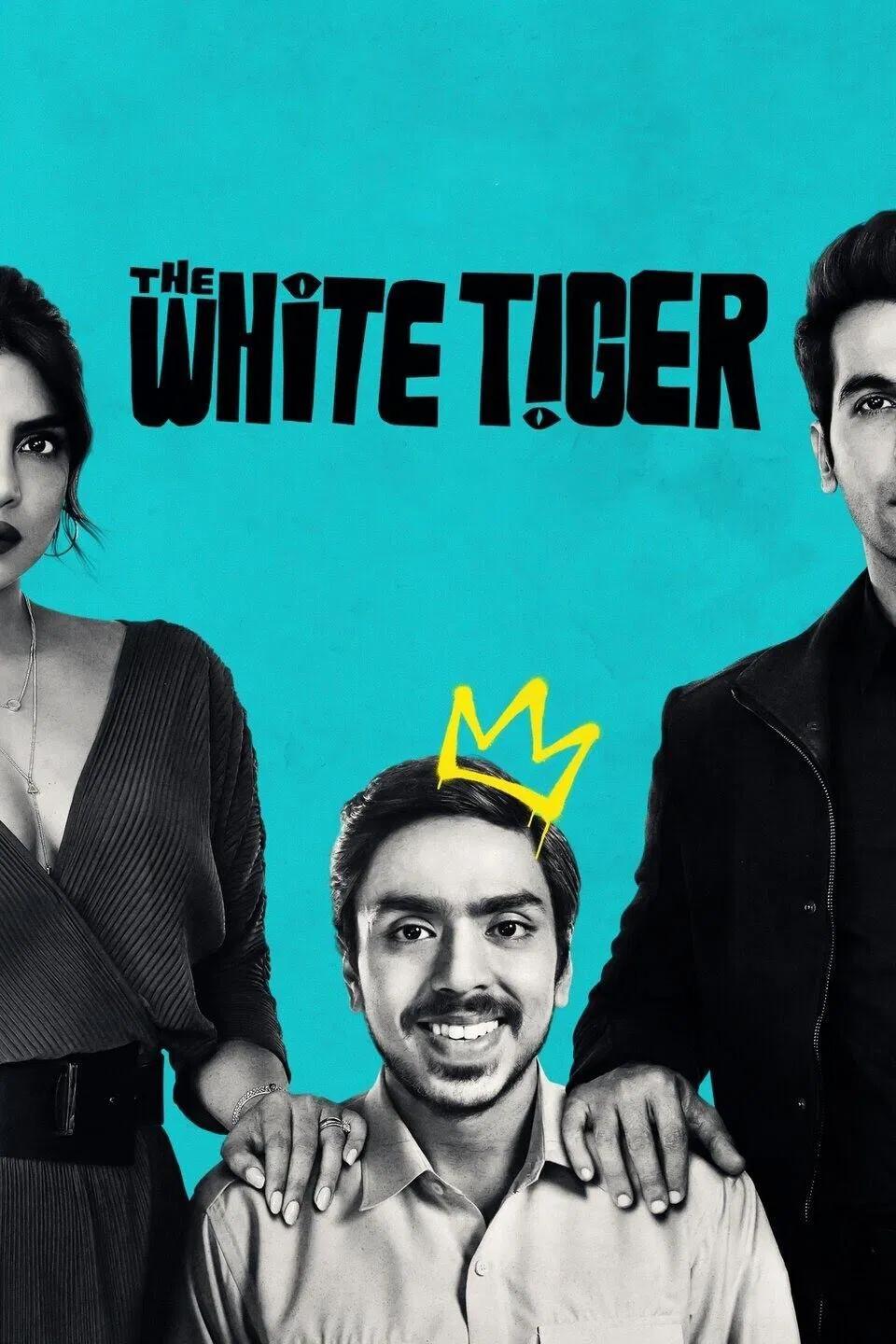 《The White Tiger》 영화 포스터. 밝은 청록색 배경 앞에 세 명의 인물이 흑백 톤으로 배치되어 있고, 중앙 남성의 머리 위에는 노란색 왕관 낙서가 그려져 있다. 제목 &quot;THE WHITE TIGER&quot;는 대문자로 강조되어 있으며 일부 글자에는 눈 모양이 삽입되어 있다.