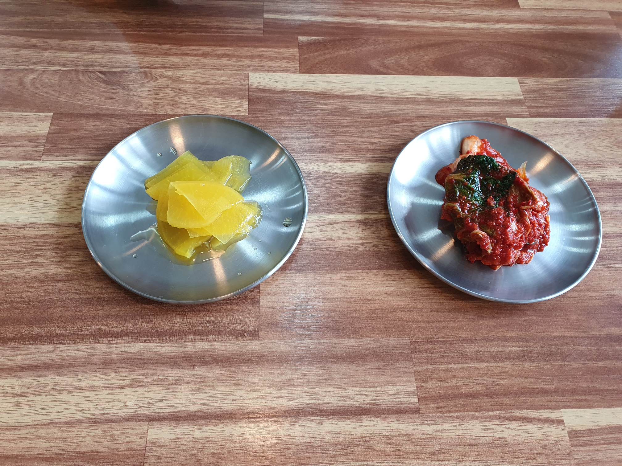 한민시장 국수머꼬 전머꼬 잔치국수 반찬 단무지와 배추겉절이