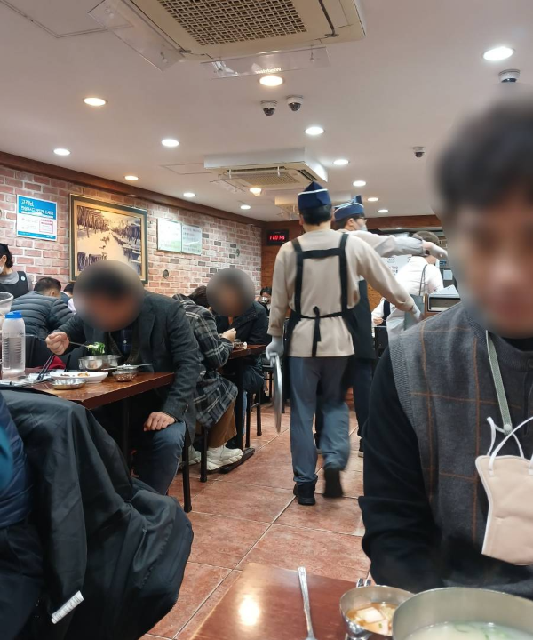 북어국집 매장 손님들