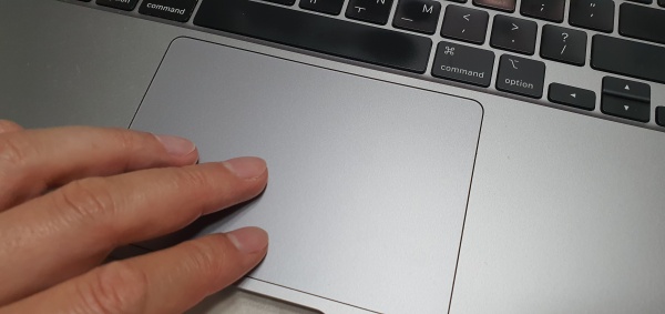 맥북-노트북-트랙패드