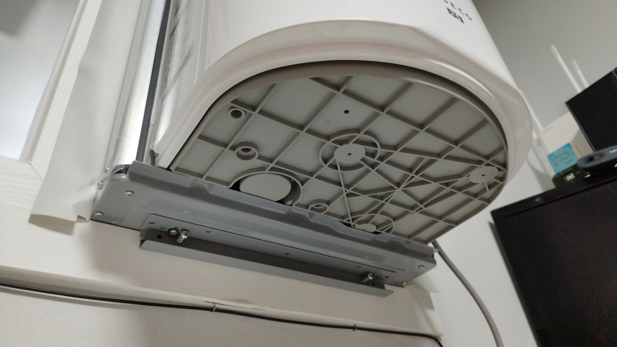 창틀 보호용 플레이트 설치