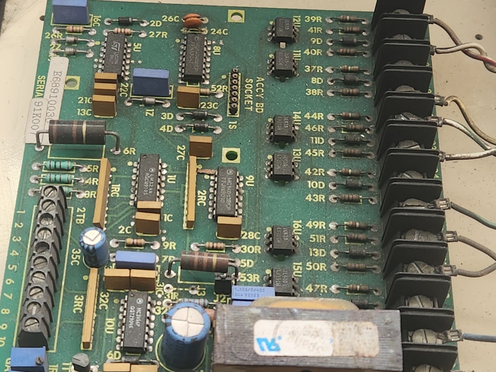 SPANG(스팽) POWER CONTROL UNIT KB7G5-A-2251020 내부 회로의 손상 수리 완료