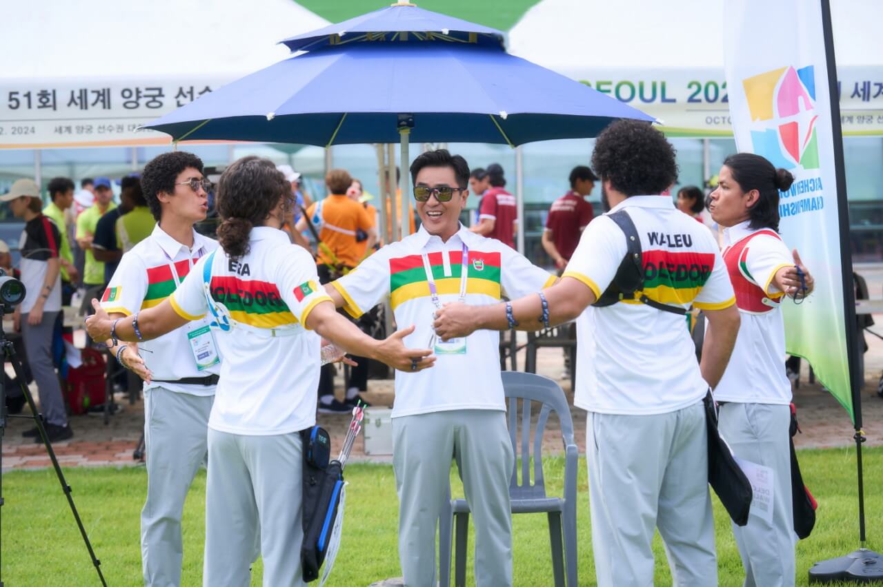 세계양궁 선수권 대회에 출전한 아마존 용사들과 감독 진봉