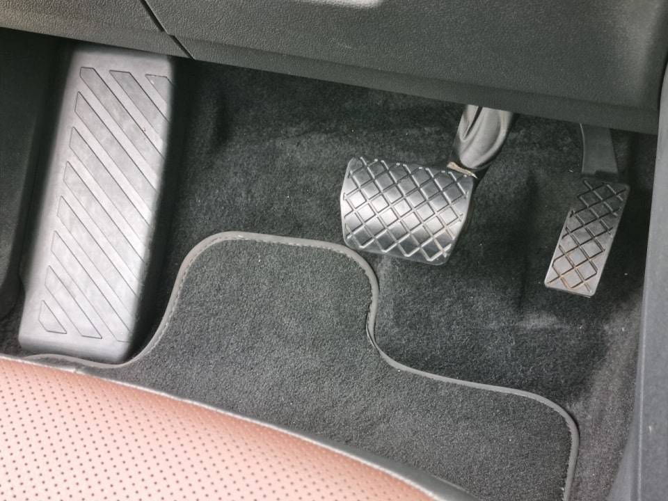 저중속으로 부드럽게 몰려면 오토홀드는 끄는 게 좋을 겁니다.