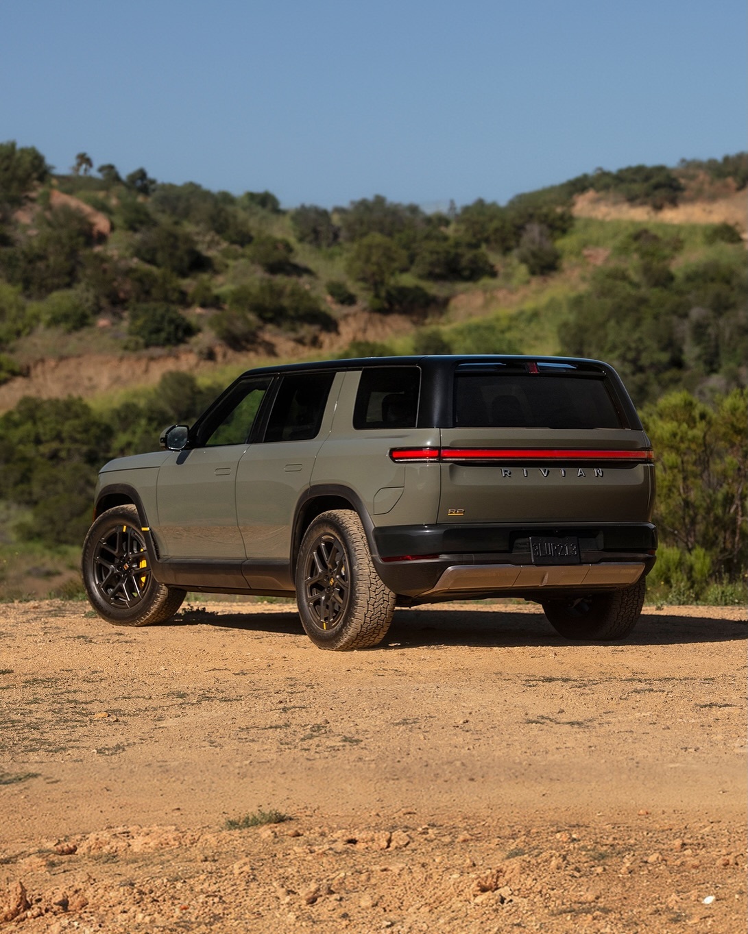 Rivian R2 차량 전면 뷰
