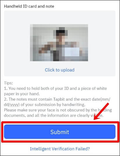 셀카 제출하기 버튼을 가리키고 있다.