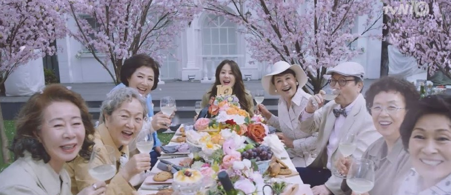 디어 마이 프렌즈에서 나오는 박완이 '우리 꼰대들'이라는 말을 자주 언급합니다. 드라마 속의 꼰대들, 즉, 박완의 어머니 친구들은 친구같고 아이같은 사랑스러운 사람 들 입니다.