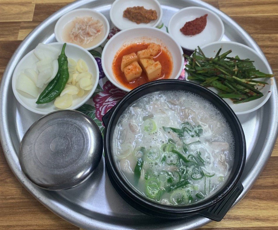 6시내고향 관문상가시장 수육백반 한상