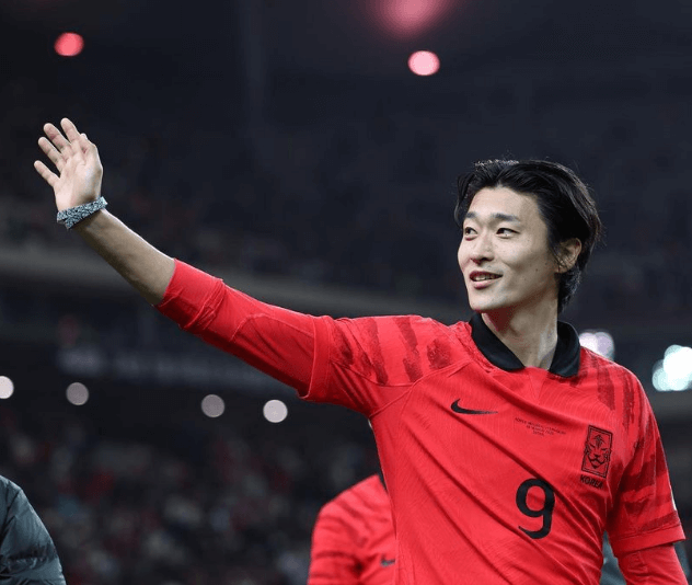 조규성 선수가 경기장에서 팬에게 손흔드는 장면