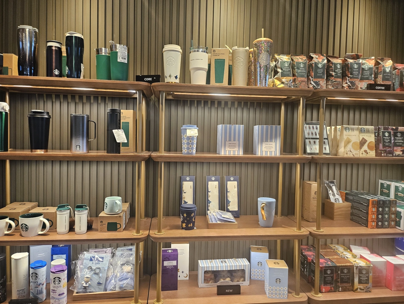 스타벅스거제DT점-1층굿즈-텀블러-캡슐커피외