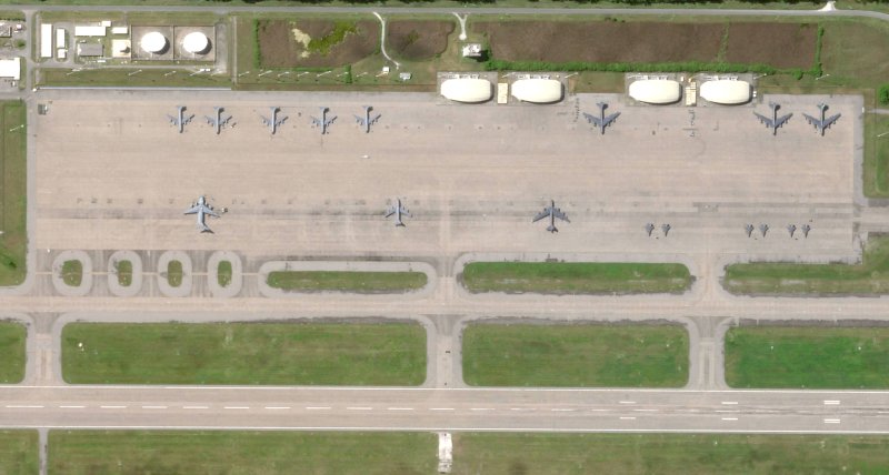 미국 미주리주 화이트먼 공군기지의 B2 스텔스 폭격기들이 20일(현지시간) 밤 기지를 이륙해 21일 현재 태평양 상공을 날고 있다고 CNN이 보도했다. 사진은 16일 인도양 차고스 제도의 디에고 가르시아 섬 미국과 영국 합동 군기지에 주기돼 있는 대형 폭격기들과 공중급유기.