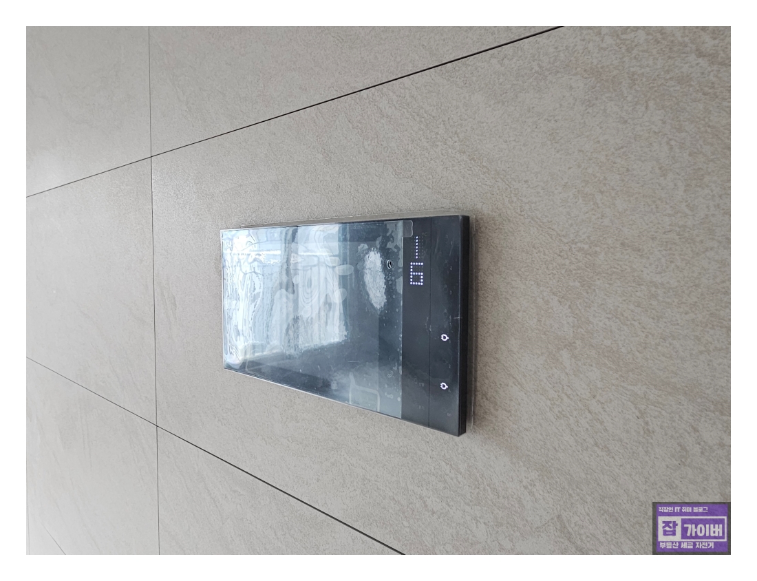 신축 아파트 현관문 도어락과 카드키 사용 모습