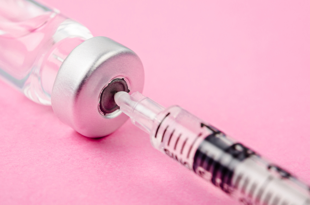 주사약에 꽂혀있는 주사기