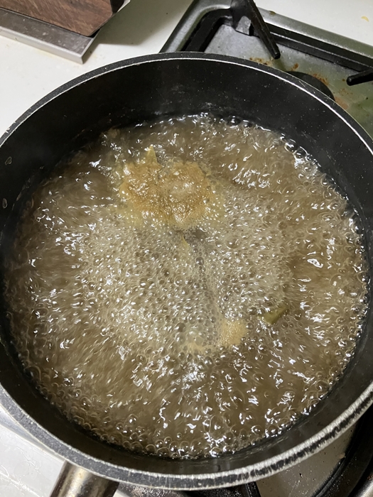 월계수잎과 맛술이 들어간 물이 센 불에서 강하게 끓는 초기 삶기 과정