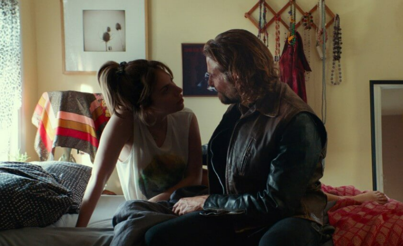 잭슨과 엘리가 침대 위에 앉아 서로 쳐다보는 장면