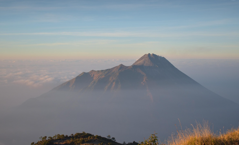 메라피 산의 풍경과 구름의 사진