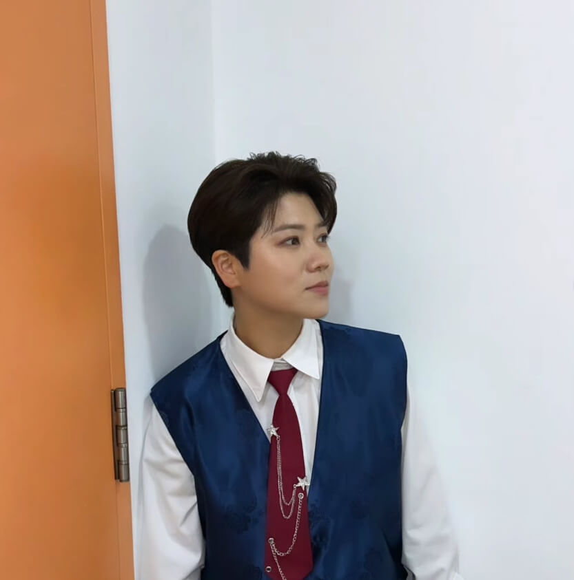 흰색셔츠와넥타이를멘-여성의모습