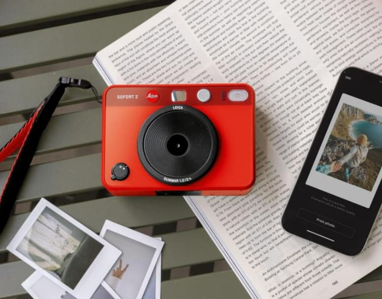 잘 버티고 있는 폴라로이드 카메라의 현재 VIDEO: Polaroid I-2 andLEICA SOFORT 2 REVIEW