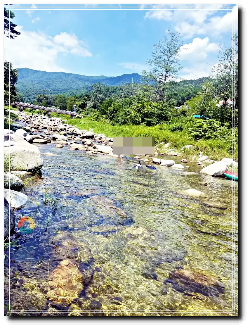 장천계곡-푸른하늘-구름-초록산