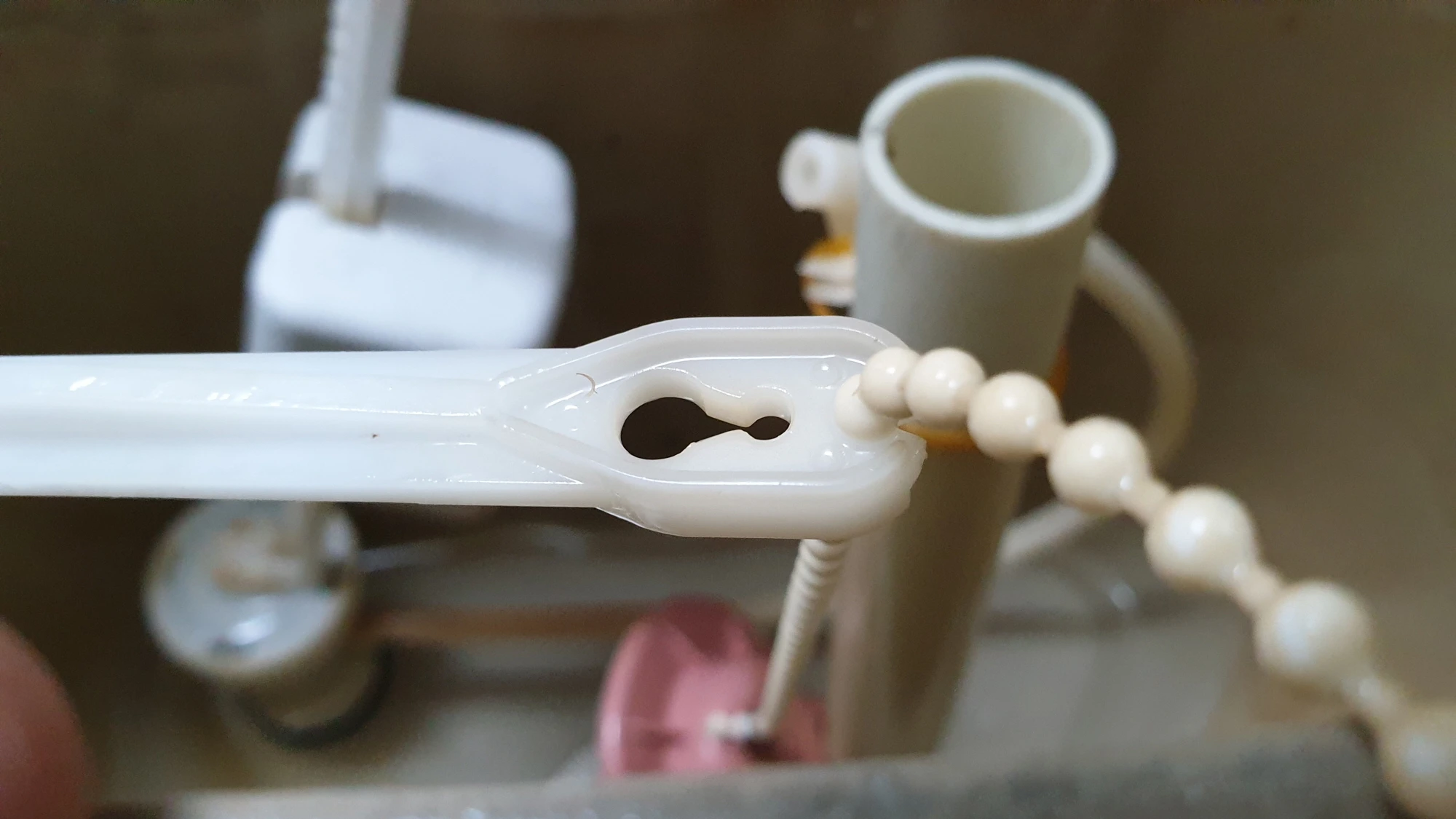 변기 물탱크 구슬줄 모습