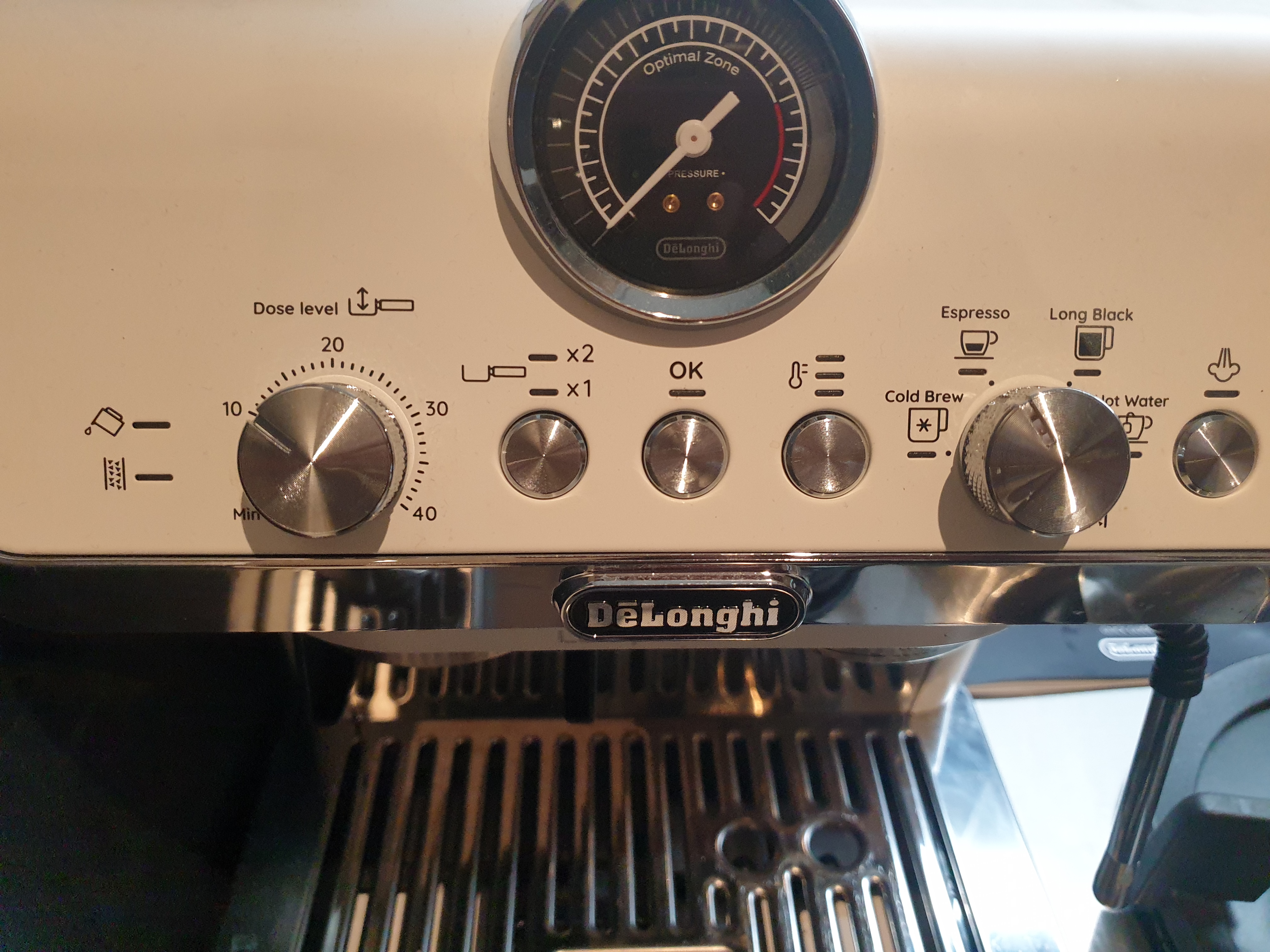 드롱기 라스페셜리스타 아르떼(La Specialista ARTE) 반자동 커피 머신_조절 버튼 및 다이얼