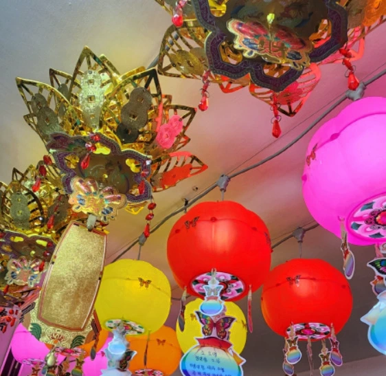 천장에 달린 금색 연꽃장식