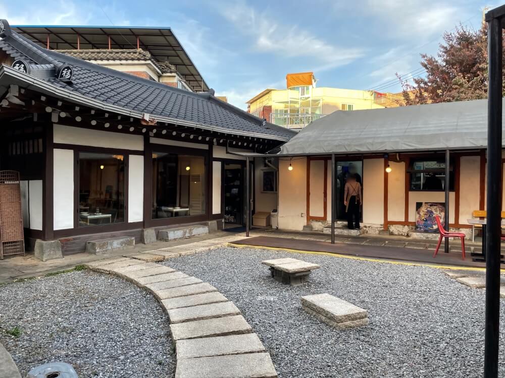 수원 행궁동 퓨전 음식 맛집 테이스팅 뮤지엄 - 매장 마당