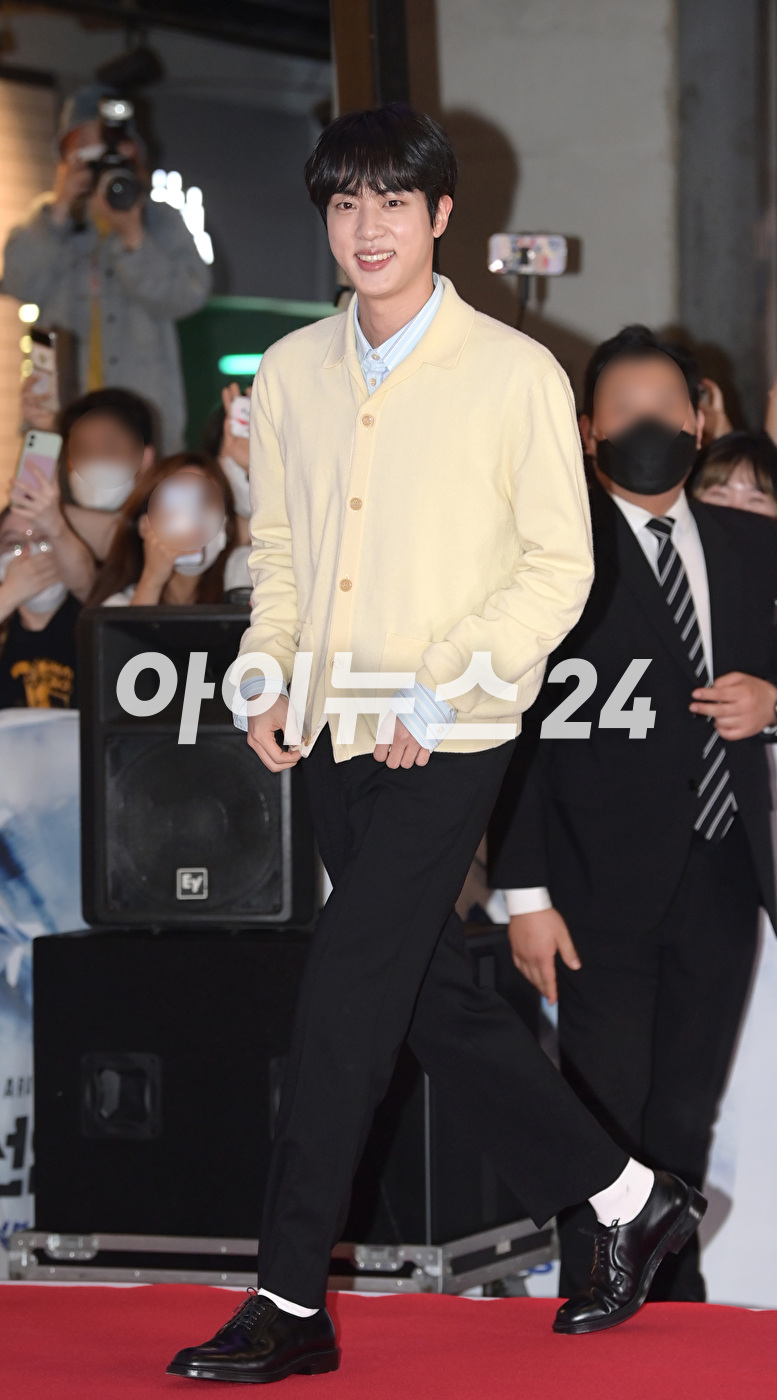 방탄소년단 진이 25일 오후 서울 삼성동 메가박스 코엑스에서 열린 영화 '비상선언'(감독 한재림) VIP 시사회에 참석해 포토타임을 갖고 있다. [사진=정소희 기자]