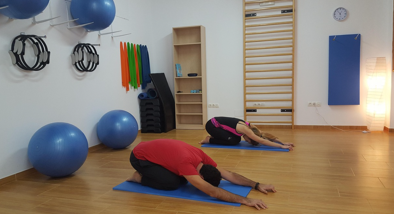 스트레칭을 하고 있는 사람들