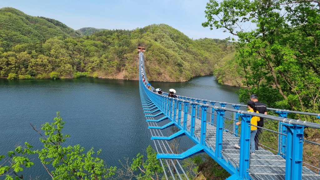 다리의 처음 부분은 낮은 철 계단이고, 중간은 평평하고 구멍이 뚫린 철길