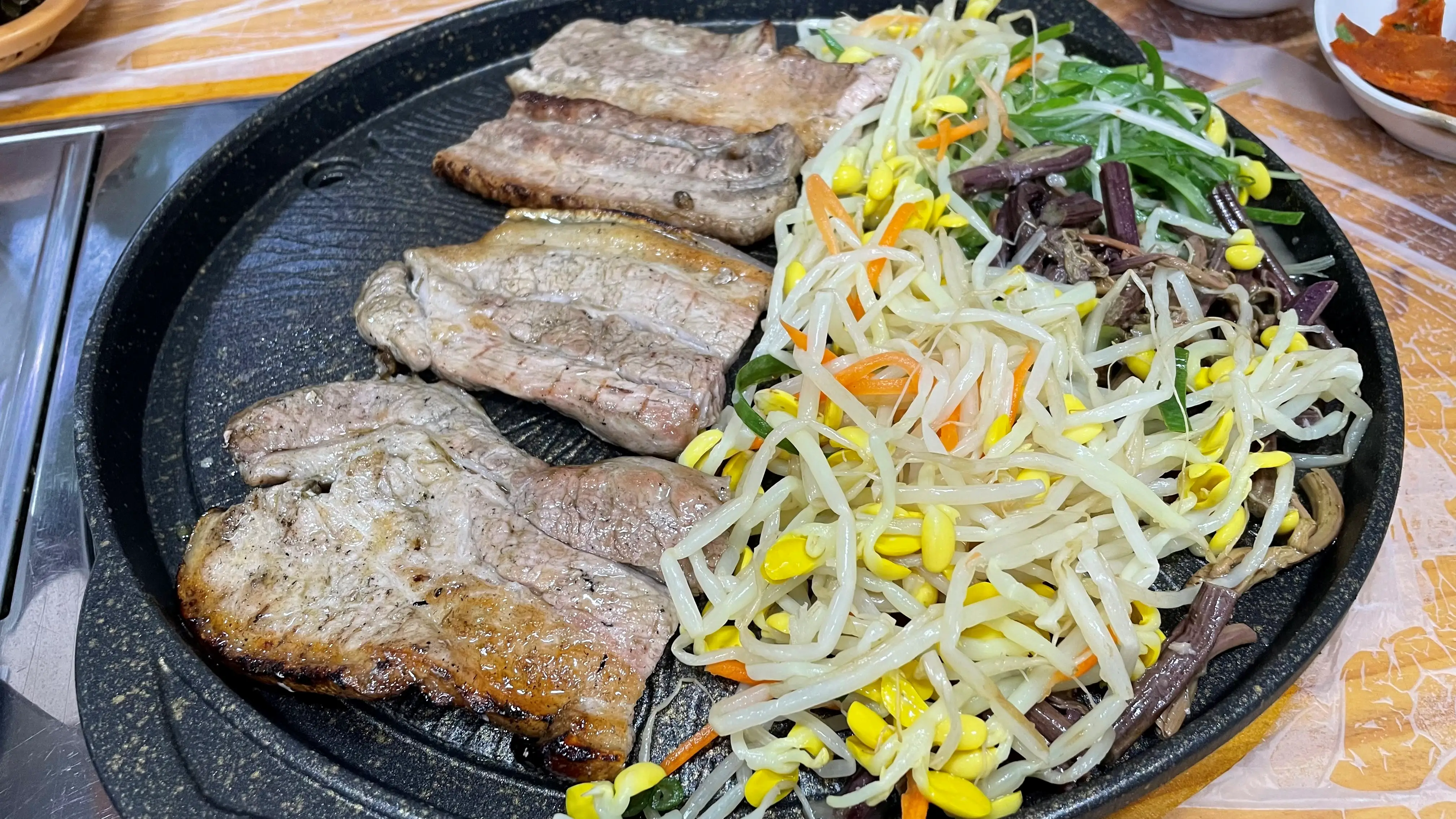 고기와 나물들 근접 사진