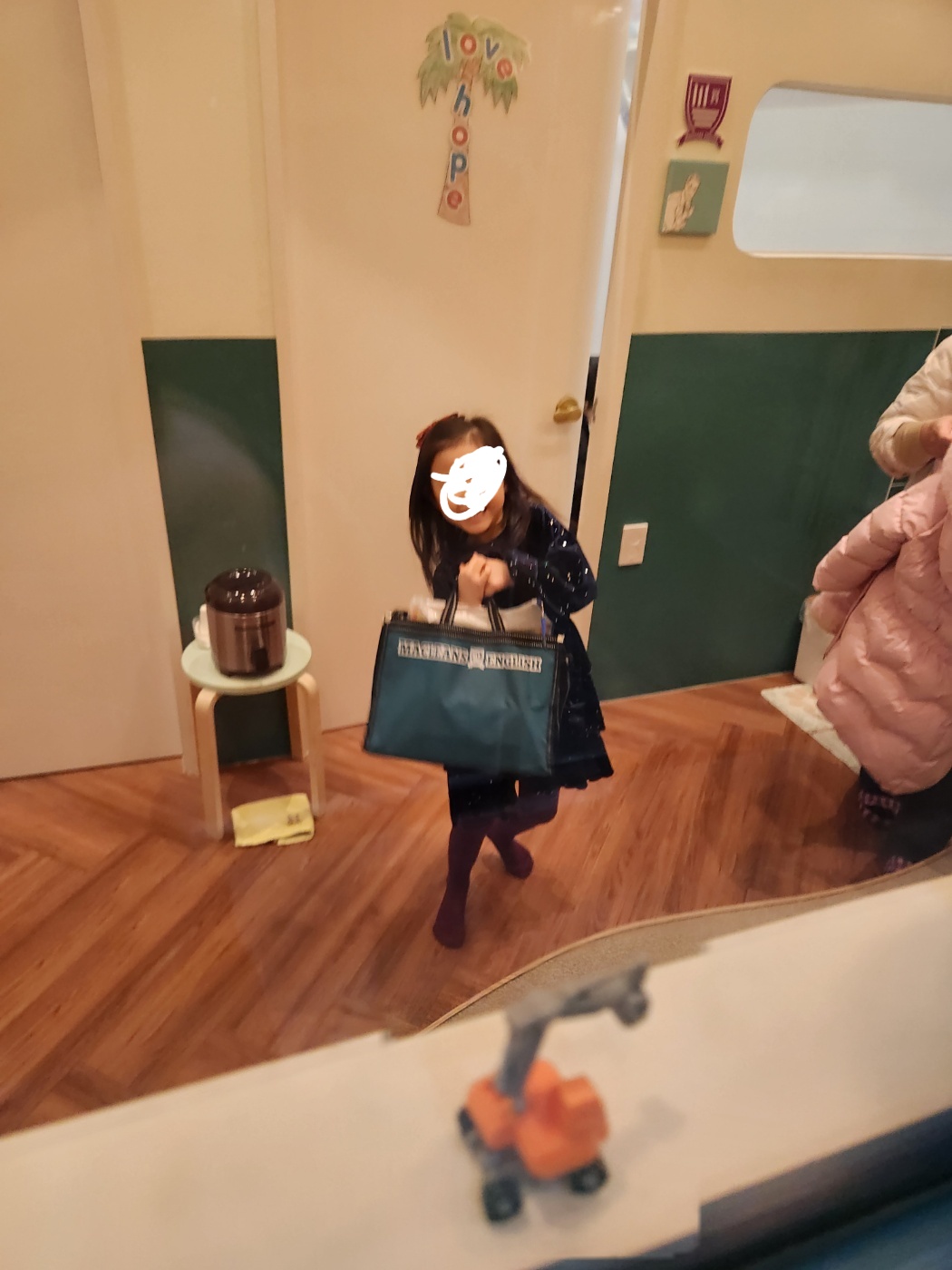 영어 학원에서 수업을 마치고 웃으면서 나오는 딸