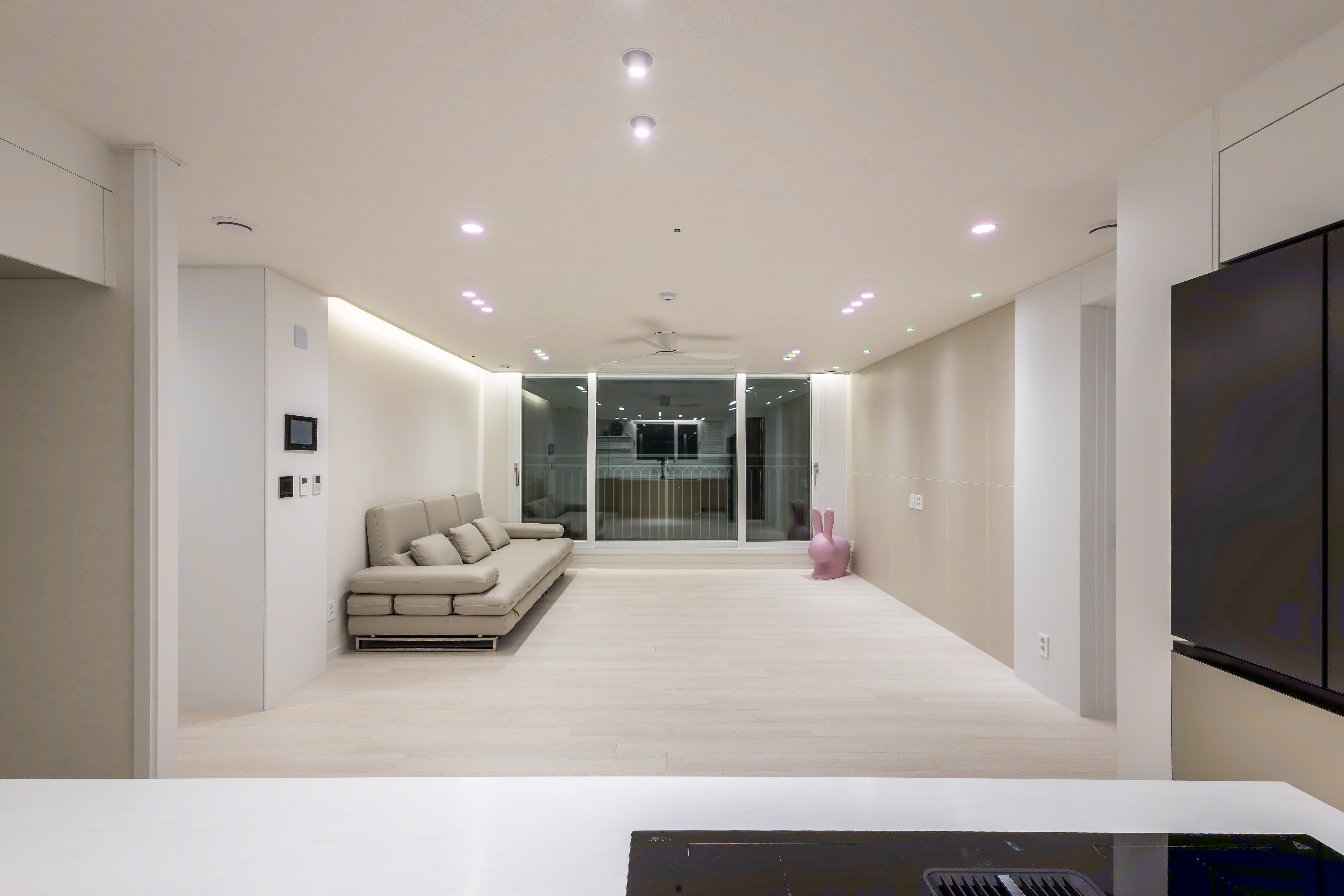 2025년 거실 인테리어 트렌드 (미니멀, 내추럴, 스마트)