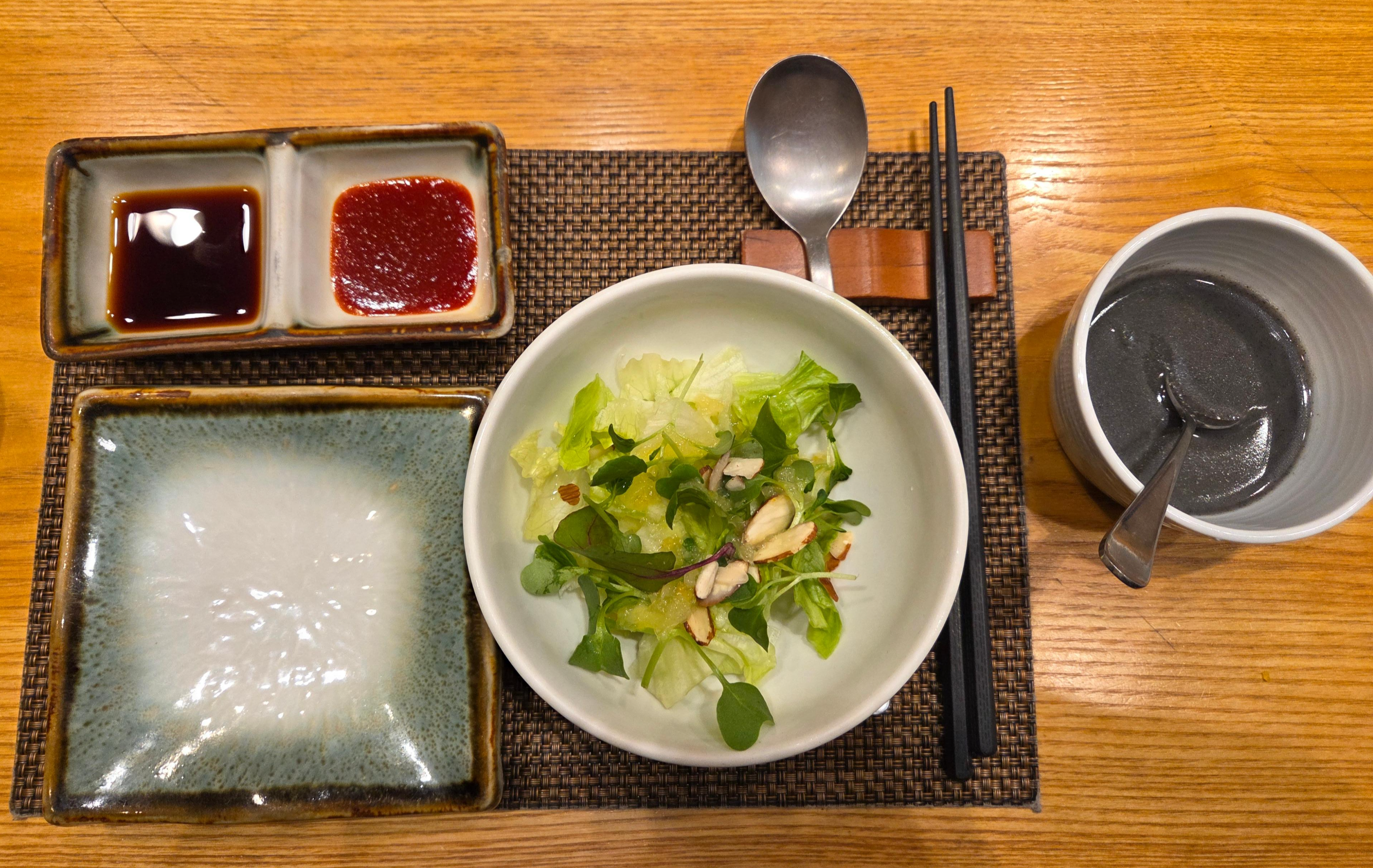 가매일식 디너 코스&amp;#44; 샐러드와 기본 세팅
