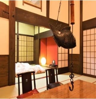 테이블 위로 물고기 모양의 풍경과 바닥에는 타다미가 보인다.