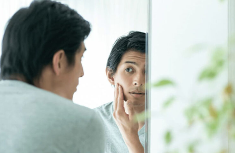 피부를 만지는 남성