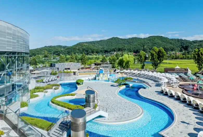 야외 스파와 산 전망을 즐길 수 있는 온천 리조트 아산 파라다이스 스파 도고