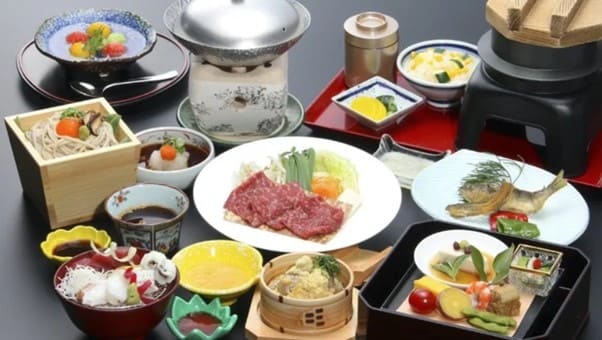 일본 가이세키 요리 모듬 사진 음식들이 조금씩 그릇에 담겨져 있다