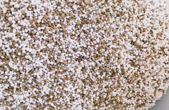 흰색-갈색-알갱이가-모인-비료
