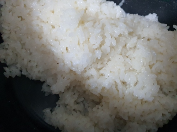밥솥에-들어있는-백미