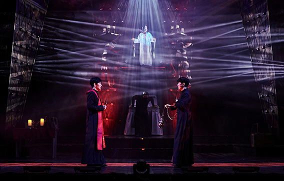 영화와 동일하게 퇴마 신부와 신학생이 악마가 깃든 여학생을 구하기 위해 고군분투하는 이야기