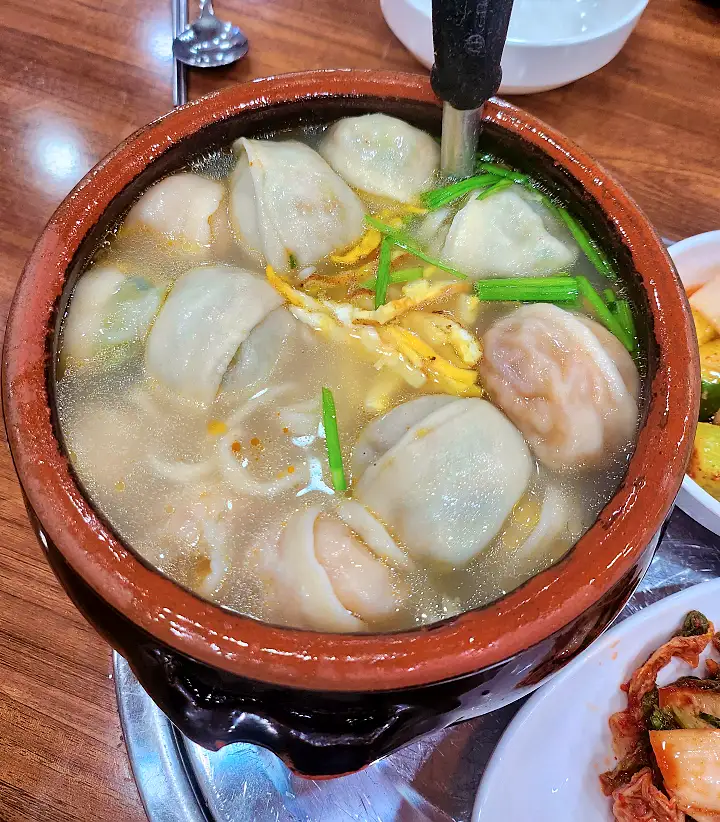 이 맛에 살지 애호박만둣국 손만두 호박만두 포천 맛집 추천