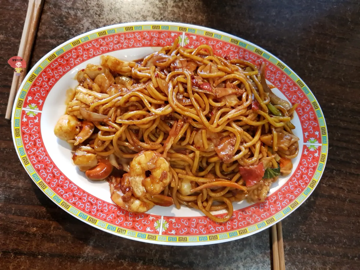 호주-멜버른-그레이트-오션-로드-여행-중-아폴로-누들-바-식당에서-먹은-새우-오징어-야채와-어우러진-빨간-해산물-볶음면-한접시