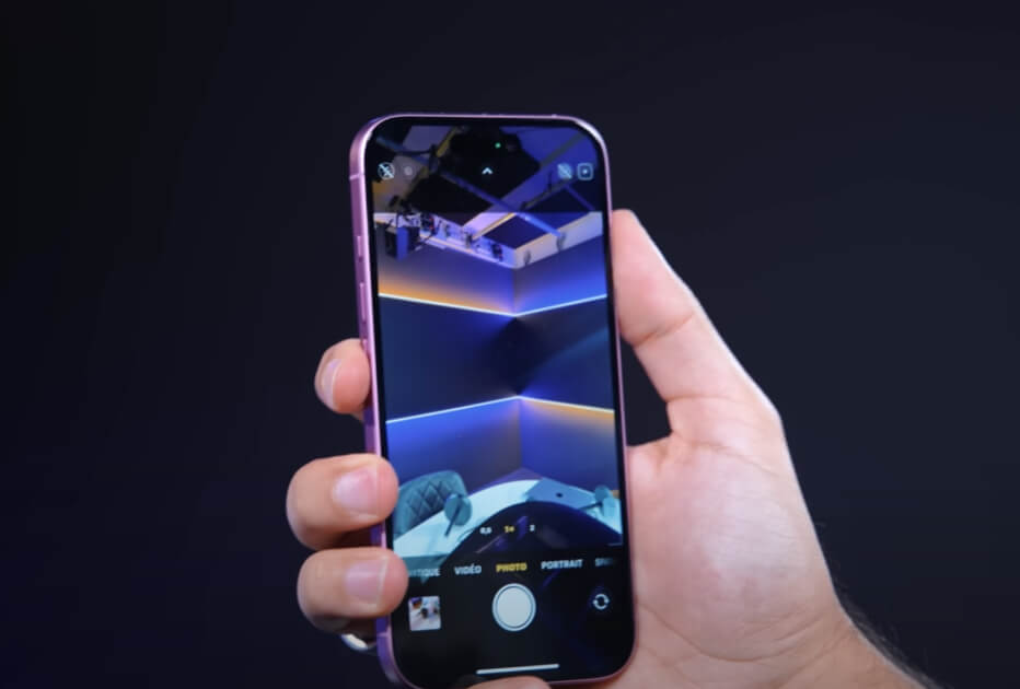 갤럭시 S25로 촬영 화면을 보여주는 이미지로, 밝고 선명한 디스플레이와 카메라 성능이 강조