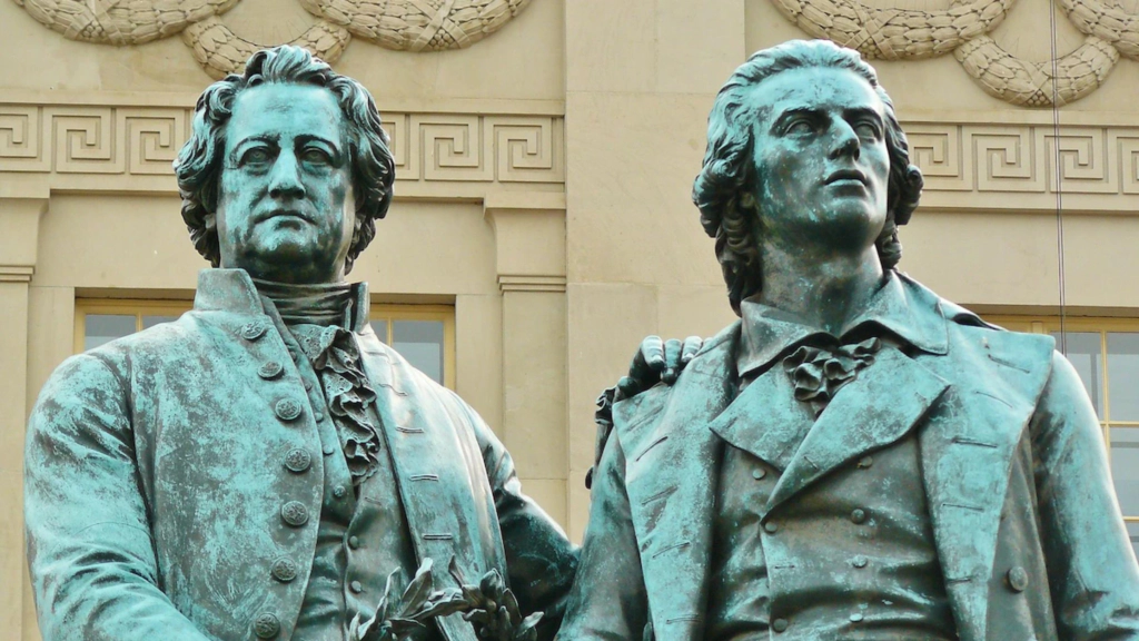 질풍노도(Sturm und Drang)의 대표작가인 괴테와 실러의 동상을 볼 수 있는 이미지입니다.