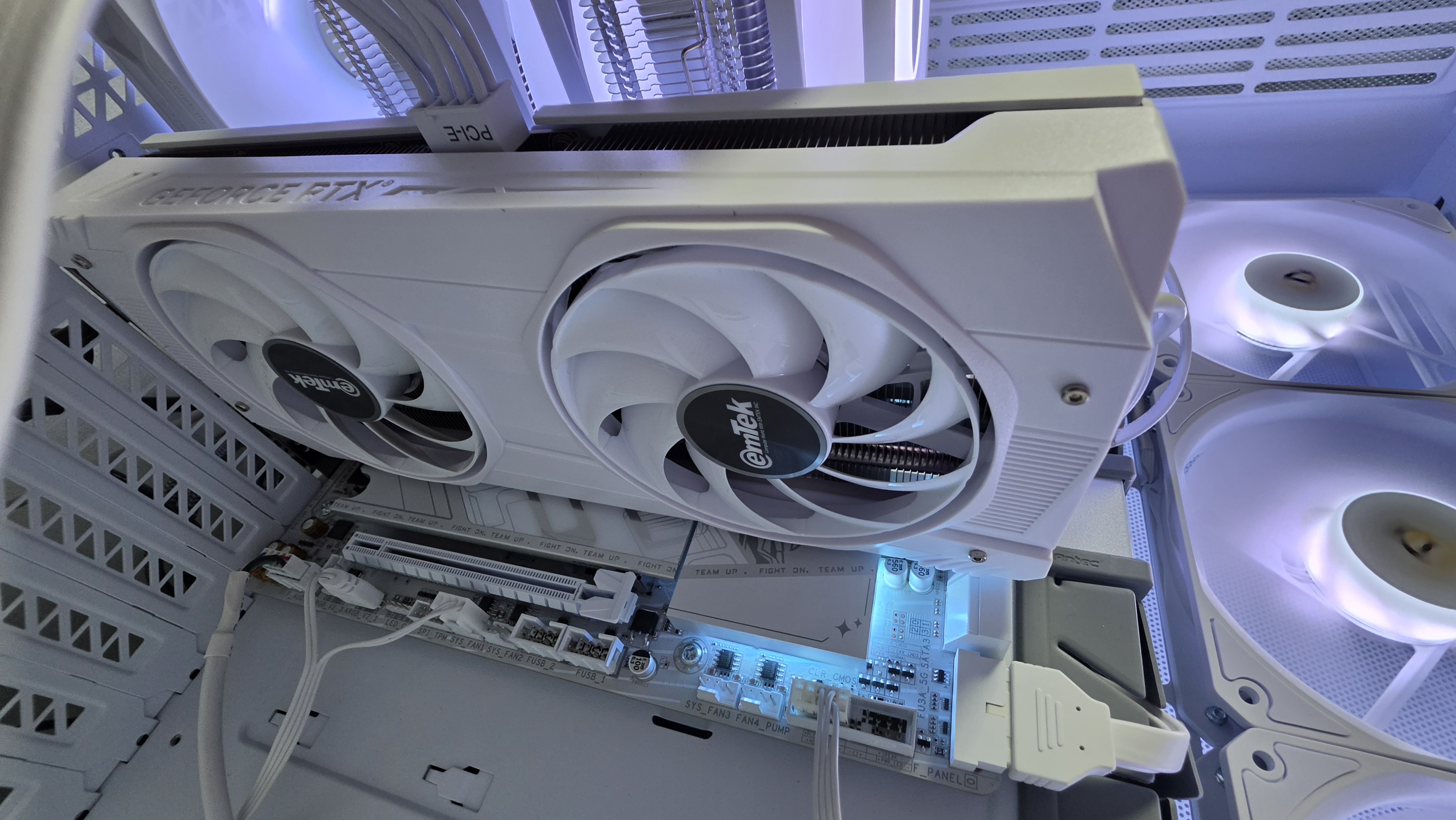 이엠텍 GTX5060TI 메인보드에 실제 장착한 모습